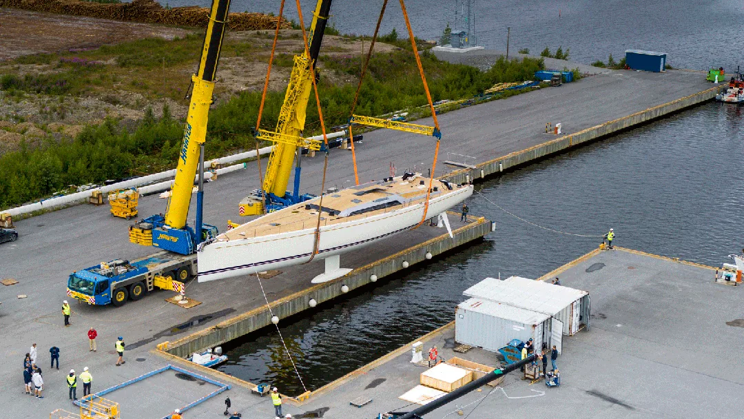 SWAN 98 sailing