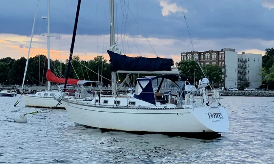 TARTAN 33 sailing