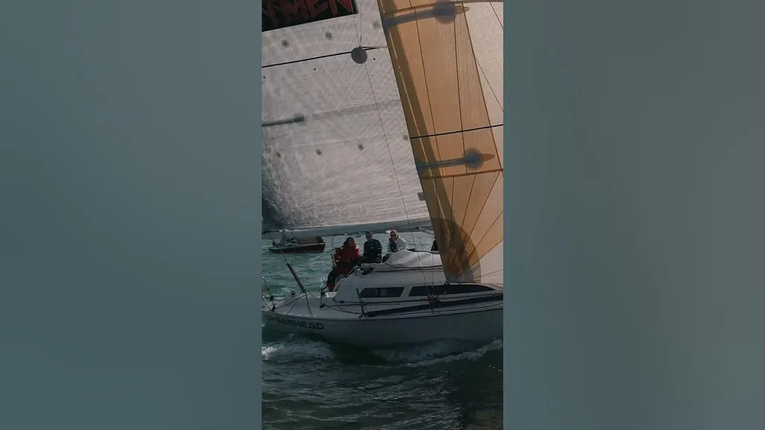 ELLIOTT 1050 sailing