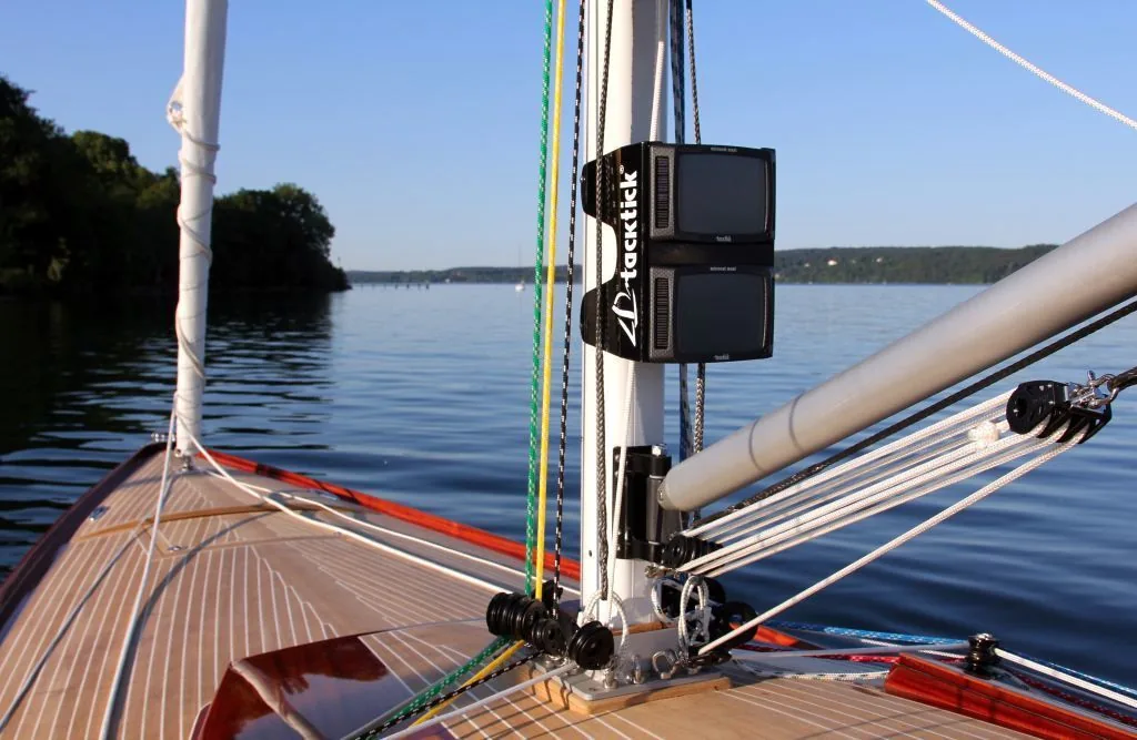 LAKE 35 sailing
