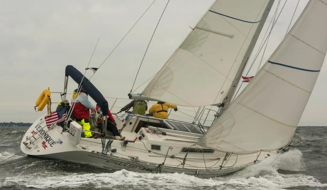BENETEAU 345 sailing