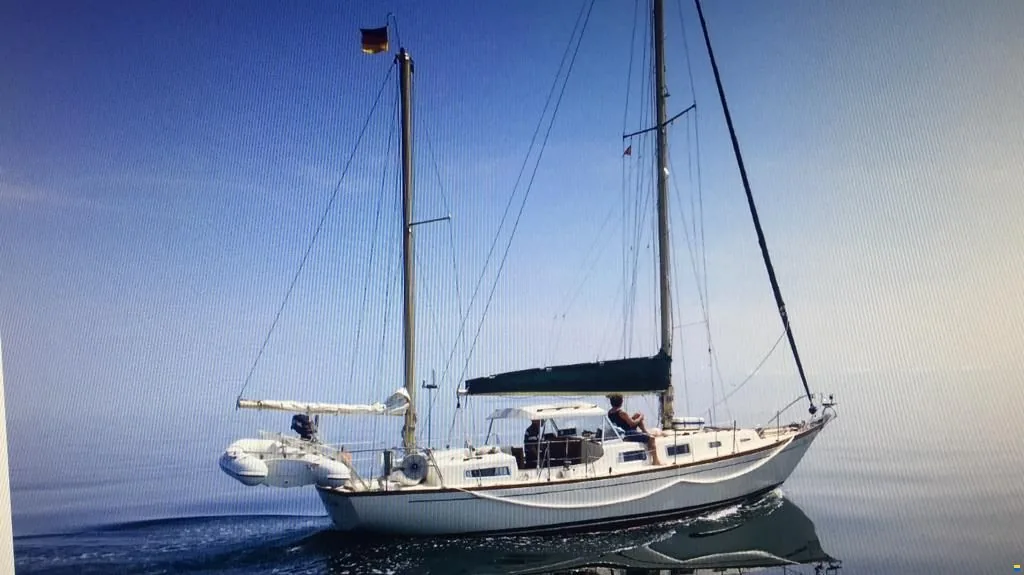 NICHOLSON 38 sailing