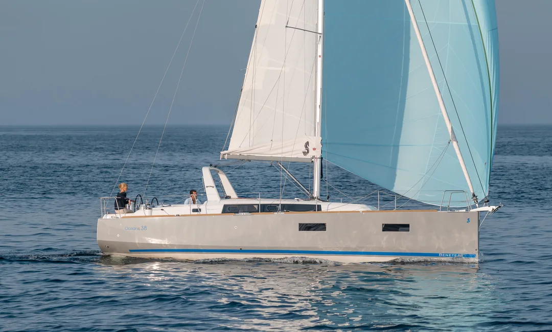 OCEANIS 3 sailing