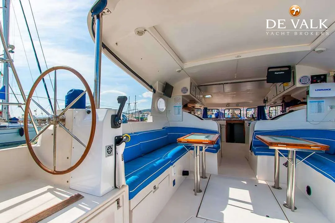 ATOLL 6 sailing