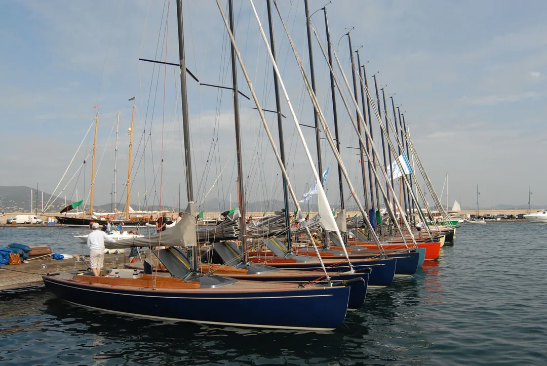 TOFINOU 9.5 sailing