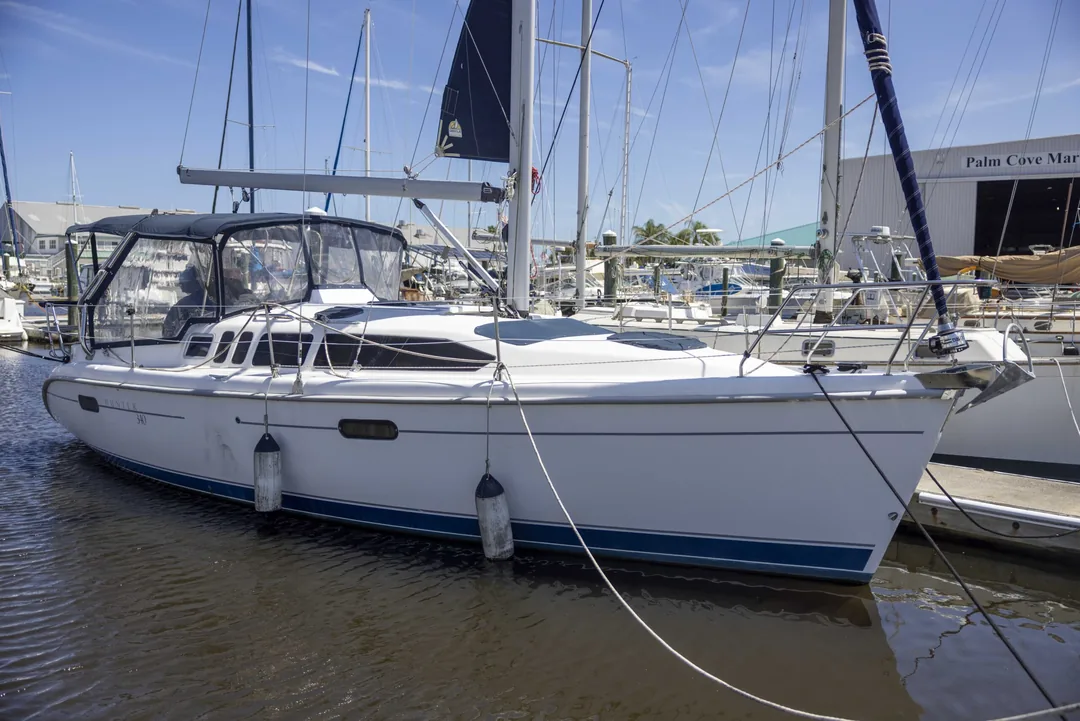 HUNTER 340 sailing