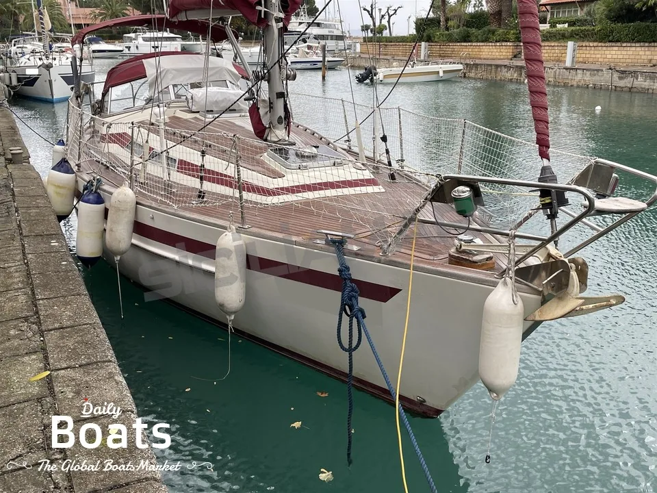 APHRODITE 33 sailing