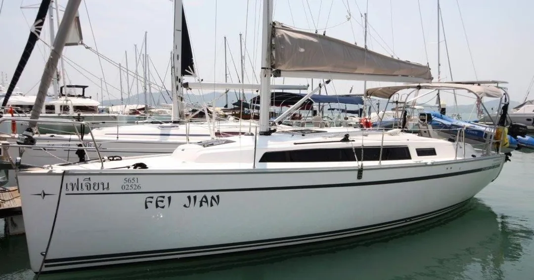 BAVARIA CRUISER 33 sailing