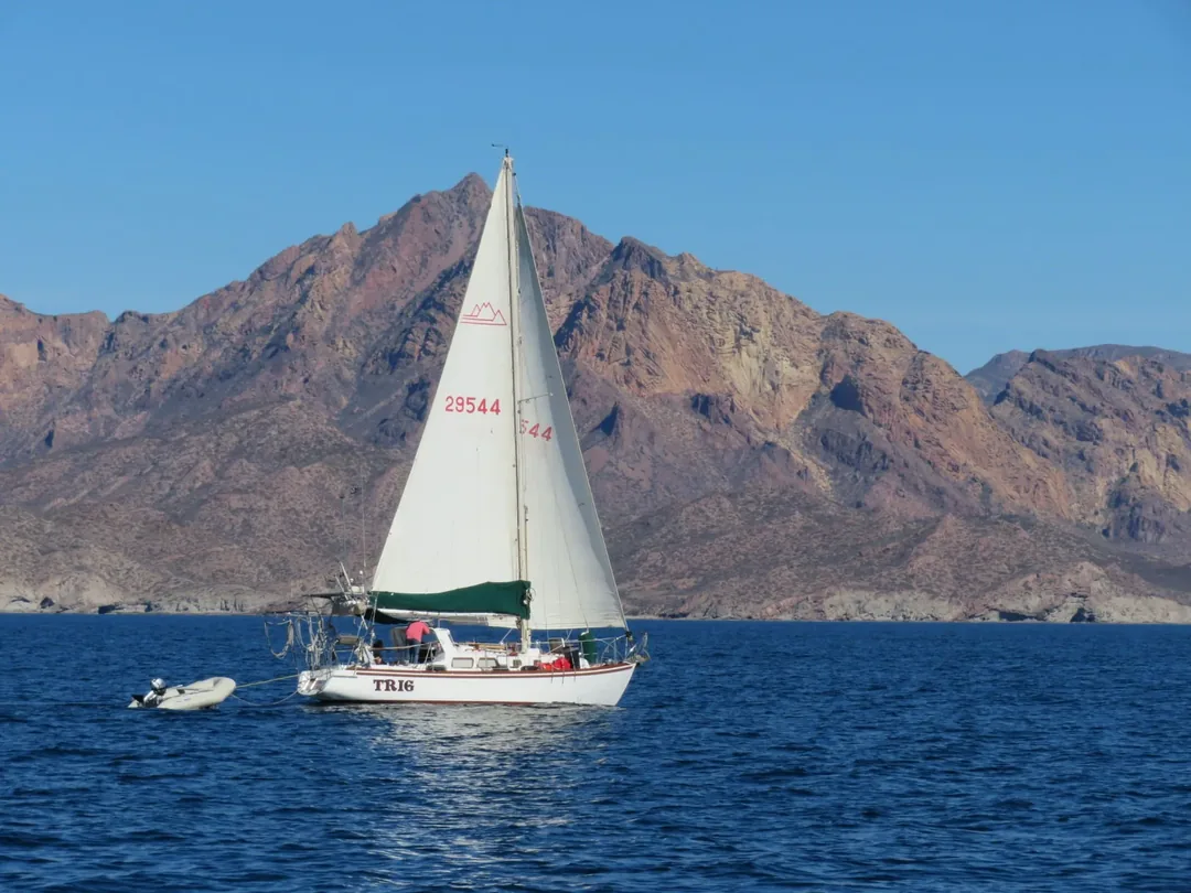 CASCADE 36 sailing