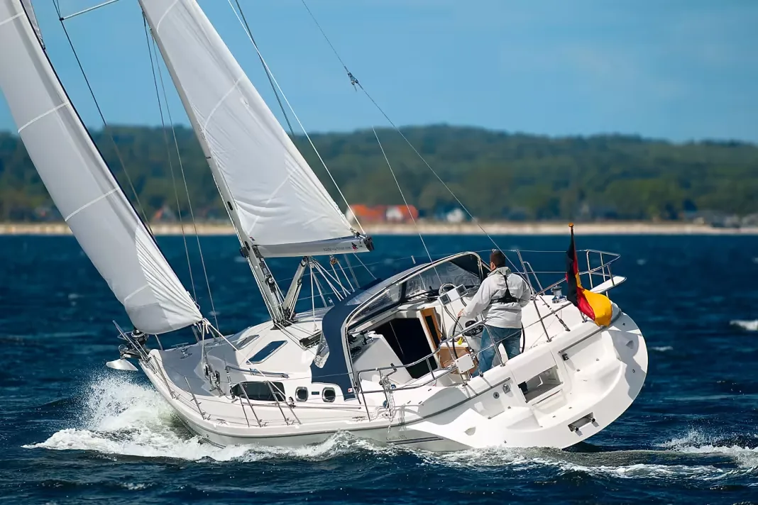 CATALINA 375 sailing
