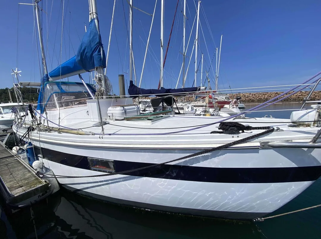 CORONADO 35 sailing