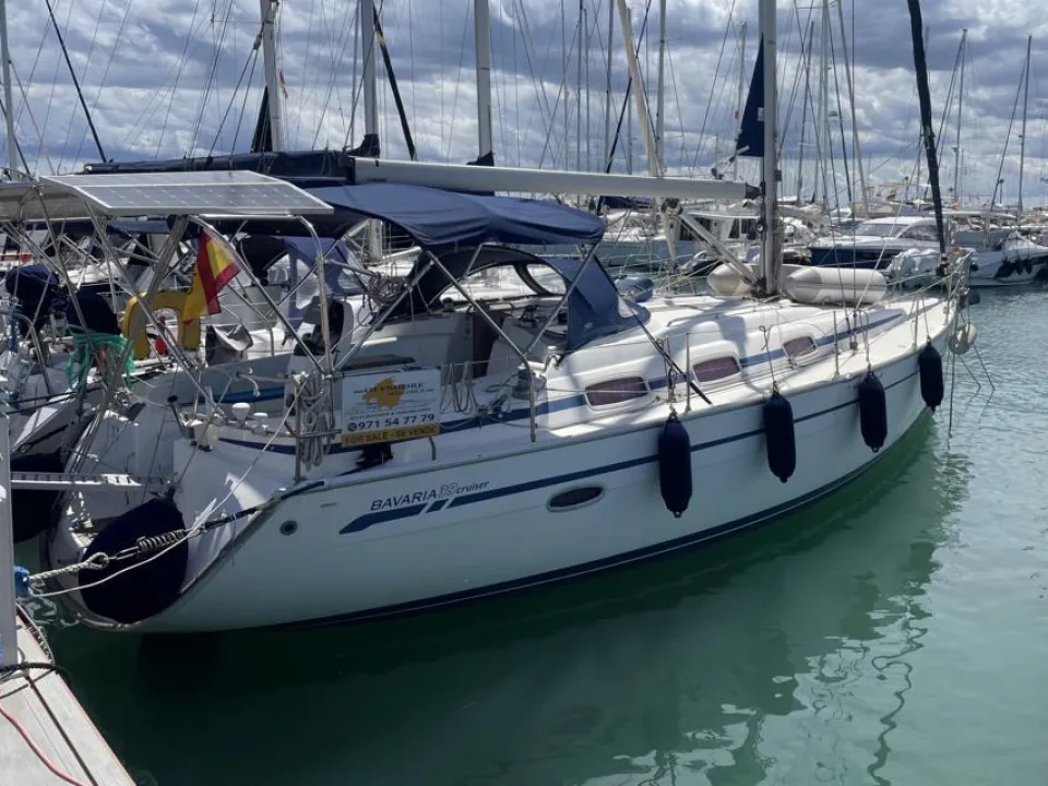 BAVARIA CRUISER 39 sailing