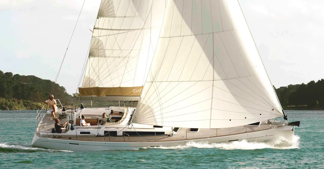 DUFOUR 525 sailing
