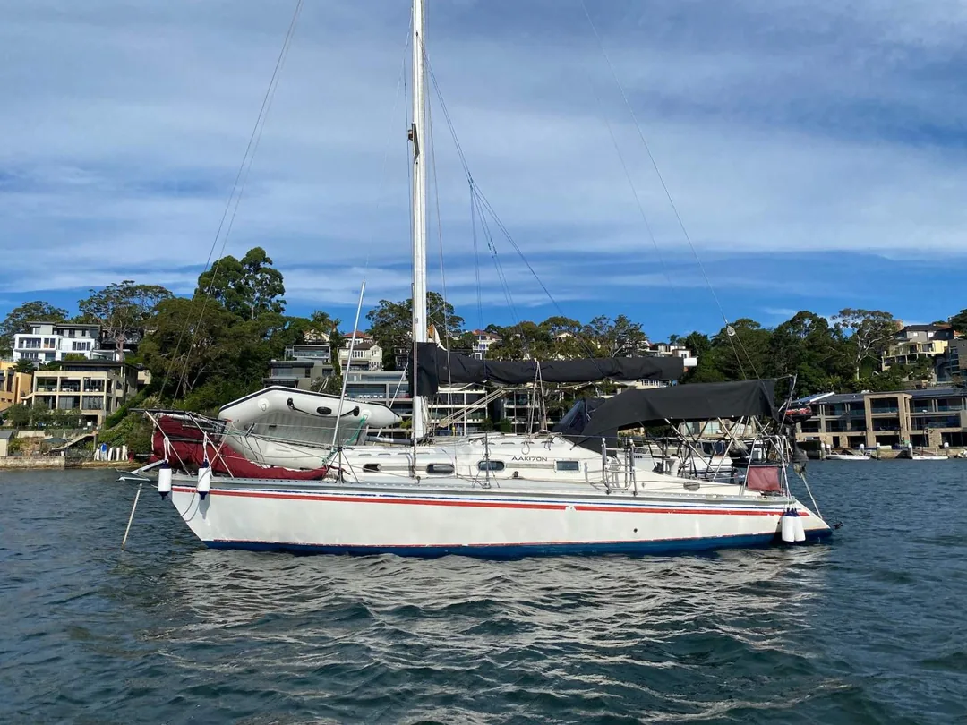ENDEAVOUR 32 sailing