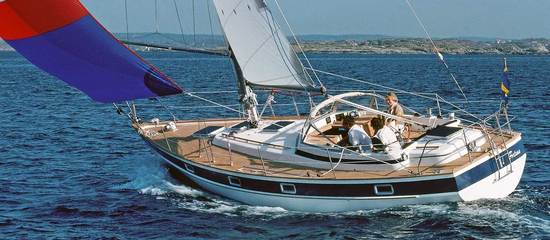 HR 352 sailing