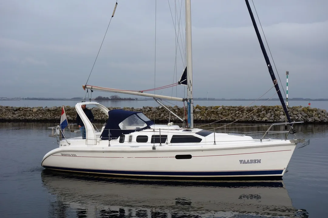 HUNTER 310 sailing