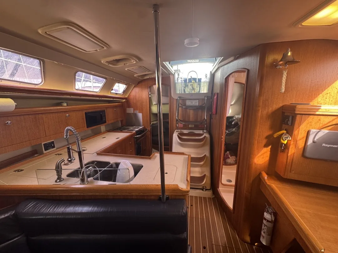 HUNTER 38 sailing