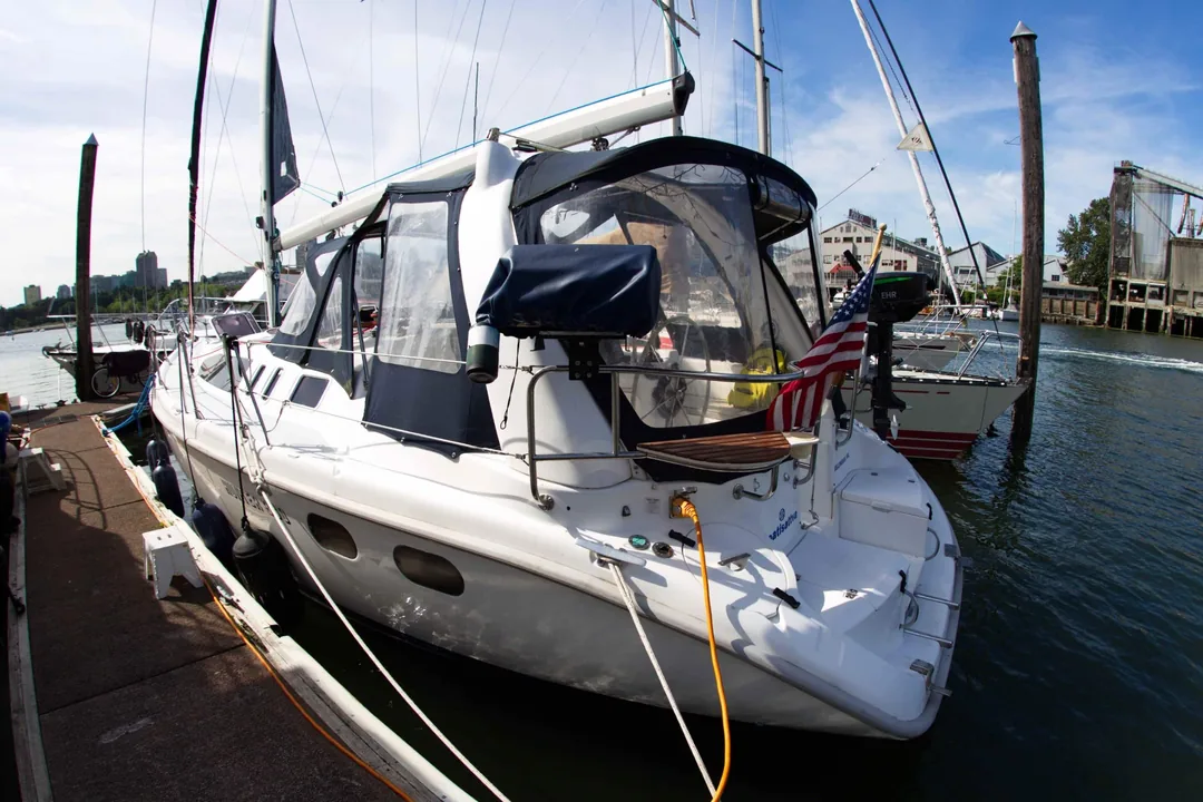 HUNTER 380 sailing
