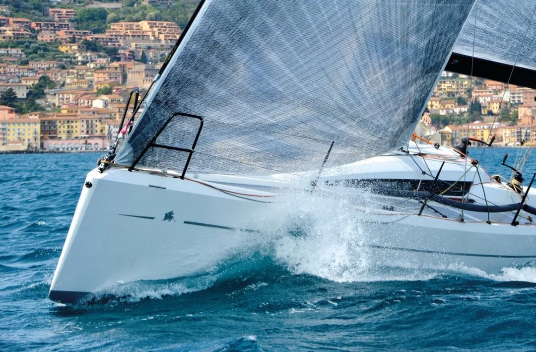IY 9.98 F sailing