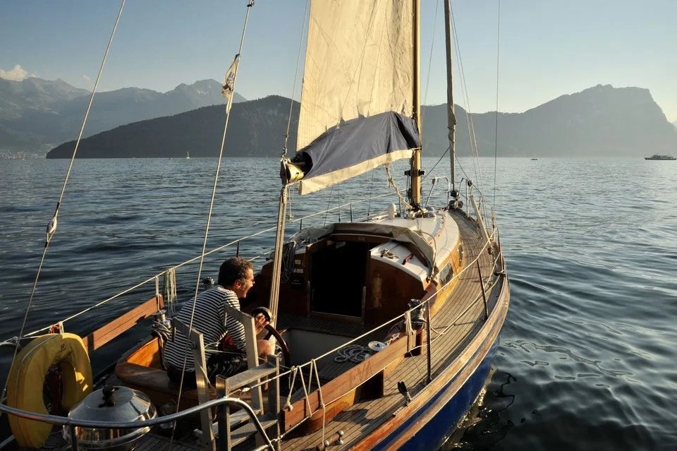 MISTRAL 33 sailing