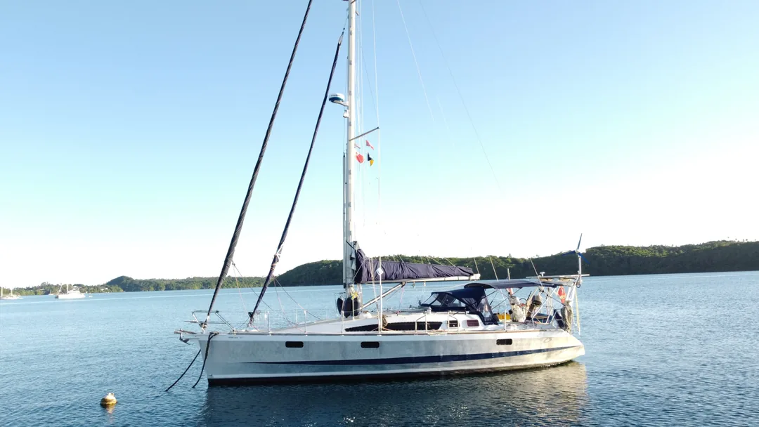 OVNI 365 sailing