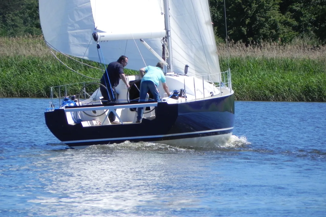 VK-35 sailing