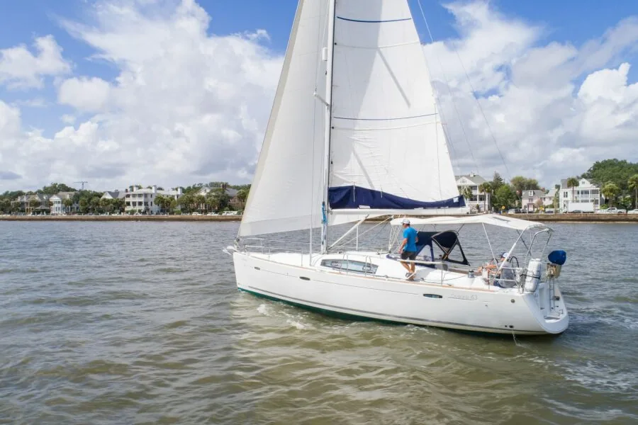 BENETEAU 43 sailing