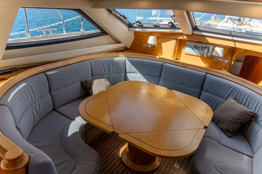 DISCOVERY 55 sailing