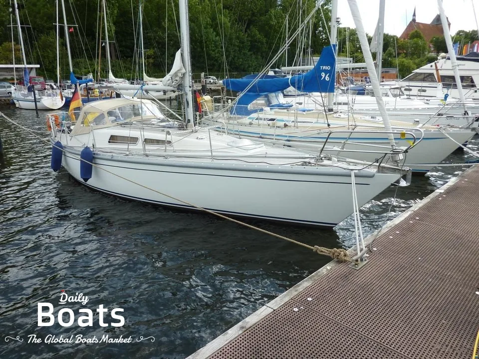 HORNET 33 sailing