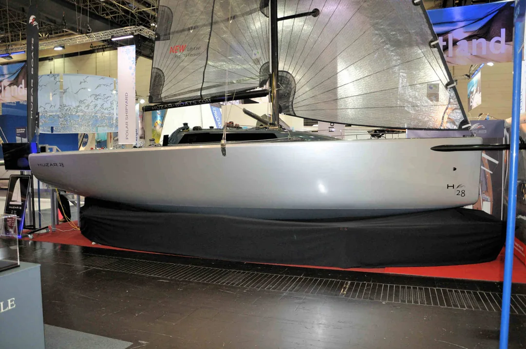 HUZAR 28 sailing
