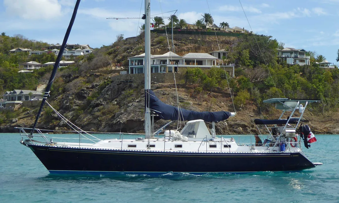 HYLAS 42 sailing