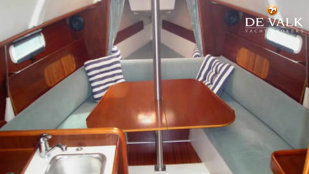 OCEANIS 28.1 sailing