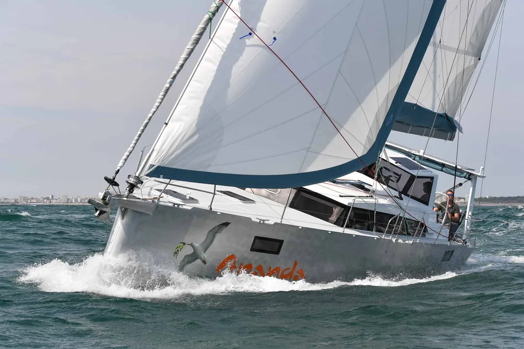 OVNI 43 sailing