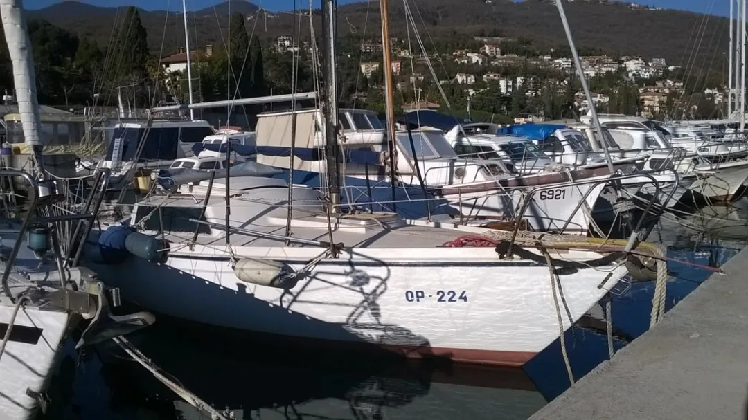 SANGRIA 25 sailing