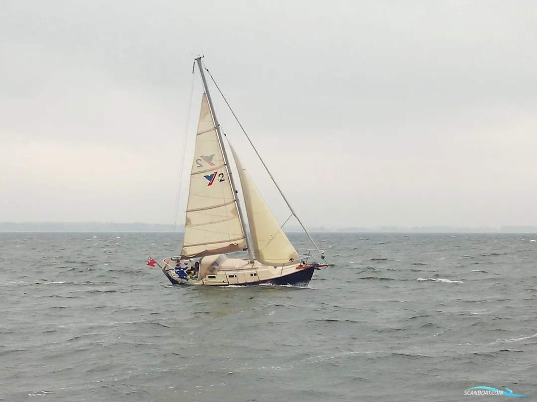VICTORIA 800 sailing