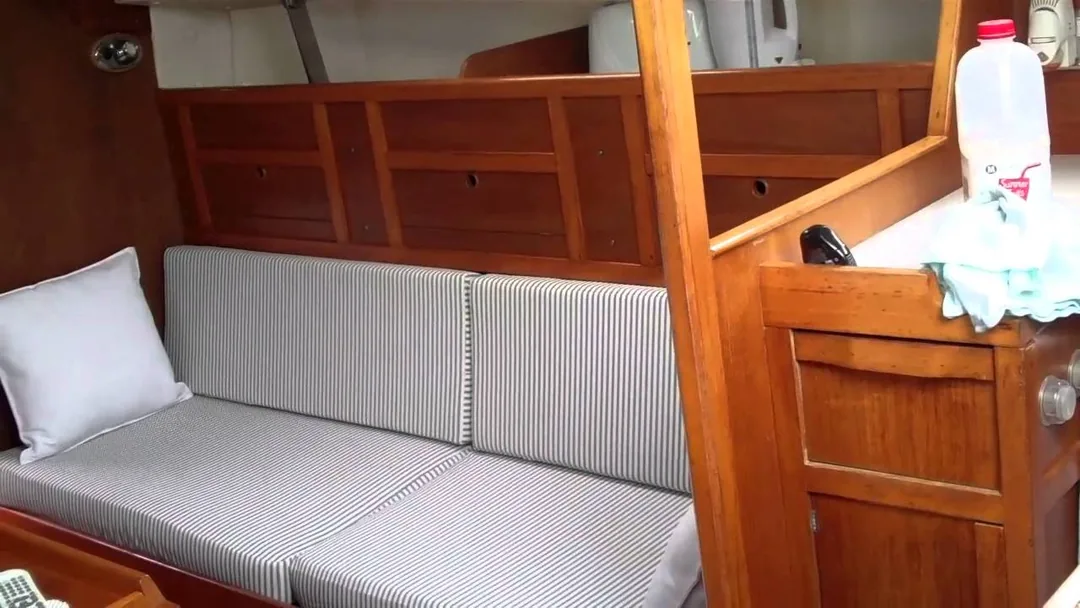 WESTERLY FULMAR 32 sailing